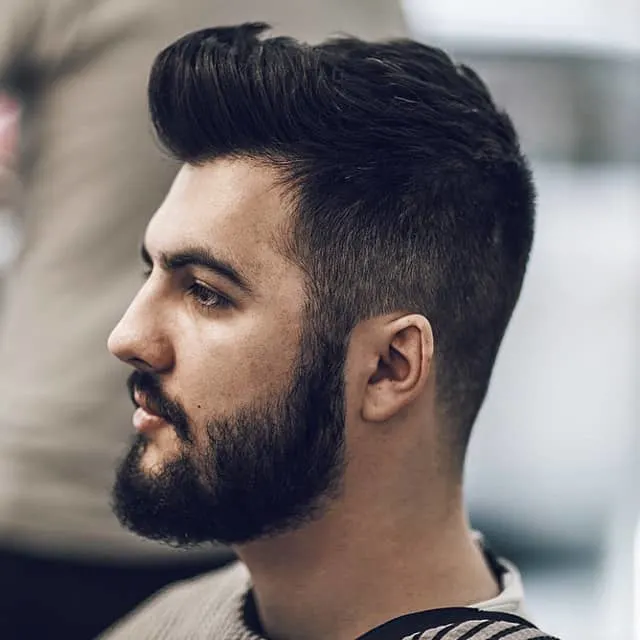 Men's hairstyle with short sides and a windblown effect