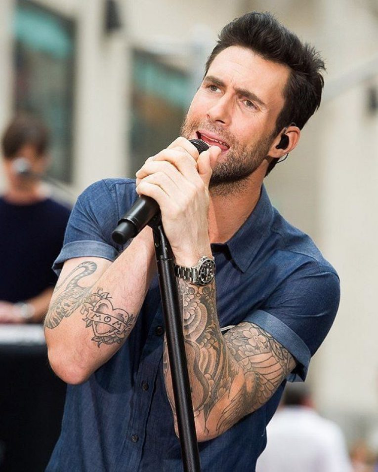 Adam levine песни. Maroon 5 солист. Maroon 5 Adam Levine. Adam Levine Haircut 2021. Adam Levine 2024.