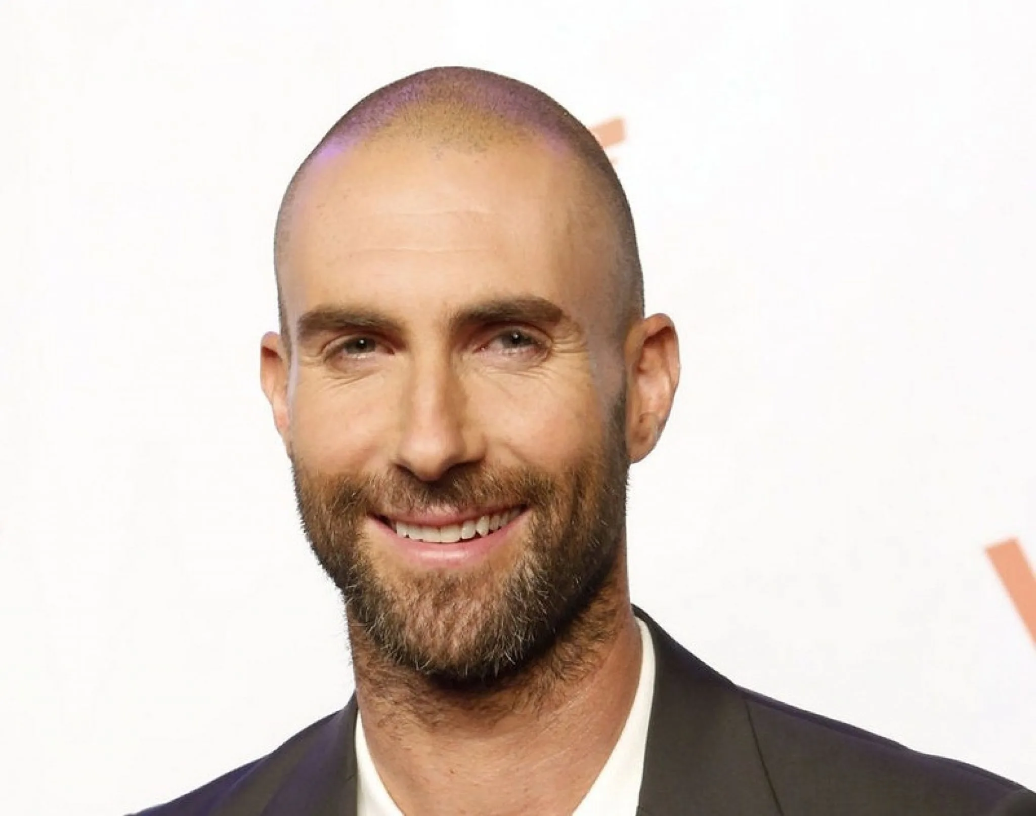 Волосы мужские лысые. Adam Levine Buzzcut. Прически для лысеющих. Стрижка для лысеющих с бородой. Лысый мужчина.