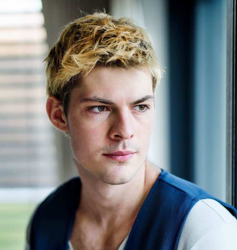 bleached highlights hairstyle for men