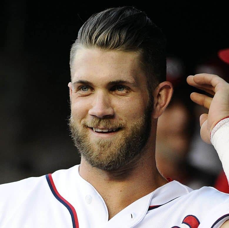 bryce harper con el pelo peinado hacia atrás