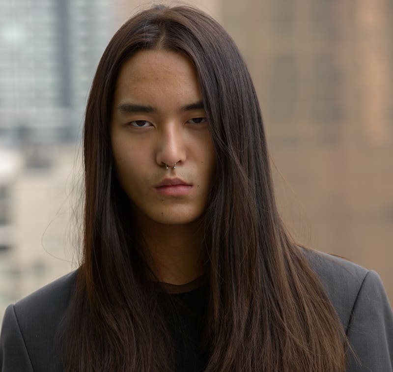 Hombre asiático con cabello largo