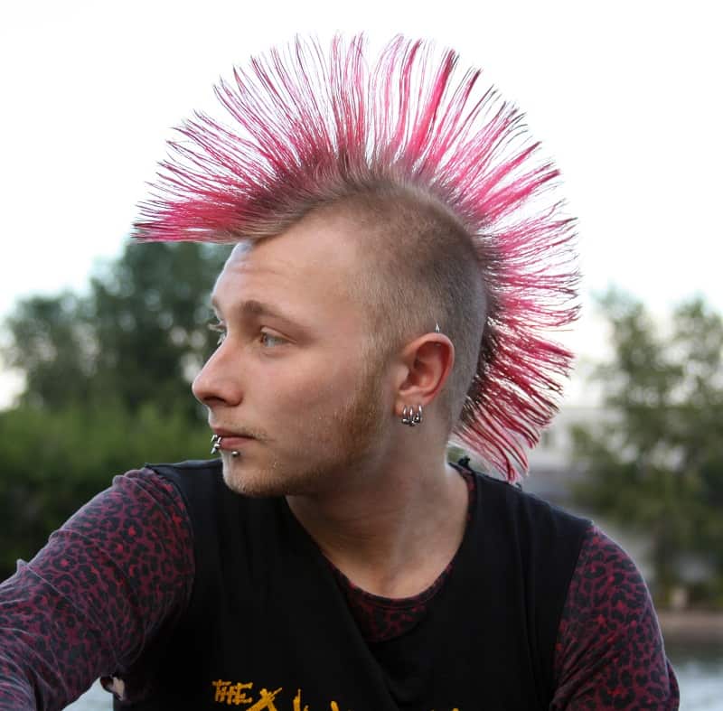 chico punk con picos de libertad